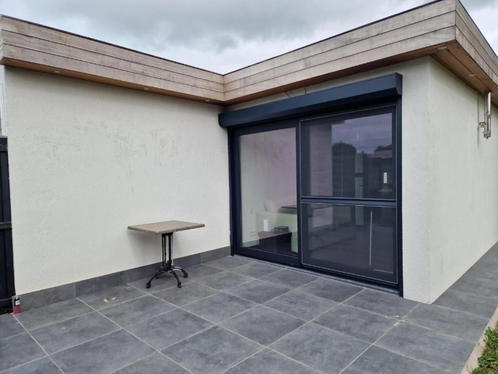 d'une terrasse avec un banc sur le côté du bâtiment. dans l'établissement STUDIO - VAKANTIEPARK GROTE ZEEMEEUWEN KOKSIJDE, à Coxyde