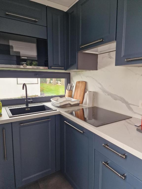 Kuchyň nebo kuchyňský kout v ubytování STUDIO - VAKANTIEPARK GROTE ZEEMEEUWEN KOKSIJDE