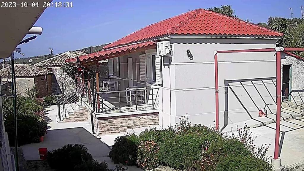 een klein wit huis met een rood dak bij Cathrin’s villas and apartments in Zverneci