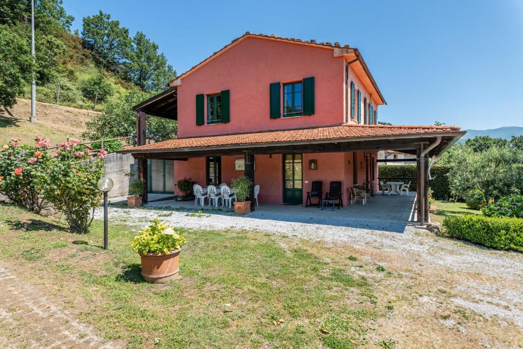 dom na wzgórzu z ogródkiem w obiekcie Tramonto al Rifugio Arcobaleno w mieście Popiglio