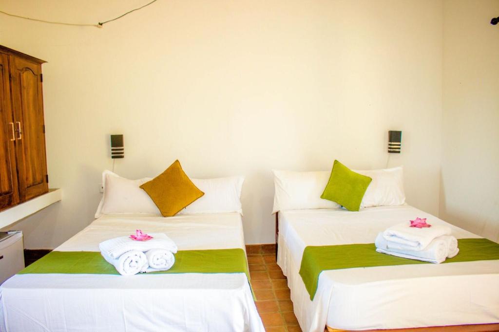 Postel nebo postele na pokoji v ubytování Tiara Elephant Lodge