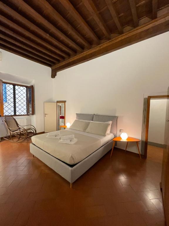 um quarto com uma cama grande e um tecto de madeira em At the Boboli Garden Carola Loft em Florença