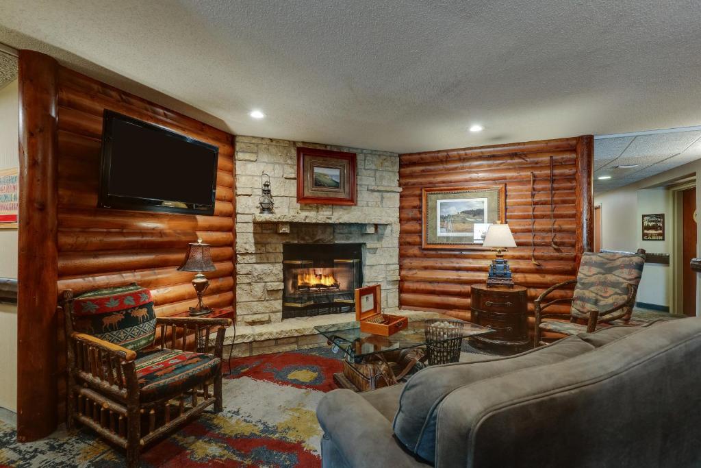 sala de estar con sofá y chimenea en Stoney Creek lnn Galena en Galena