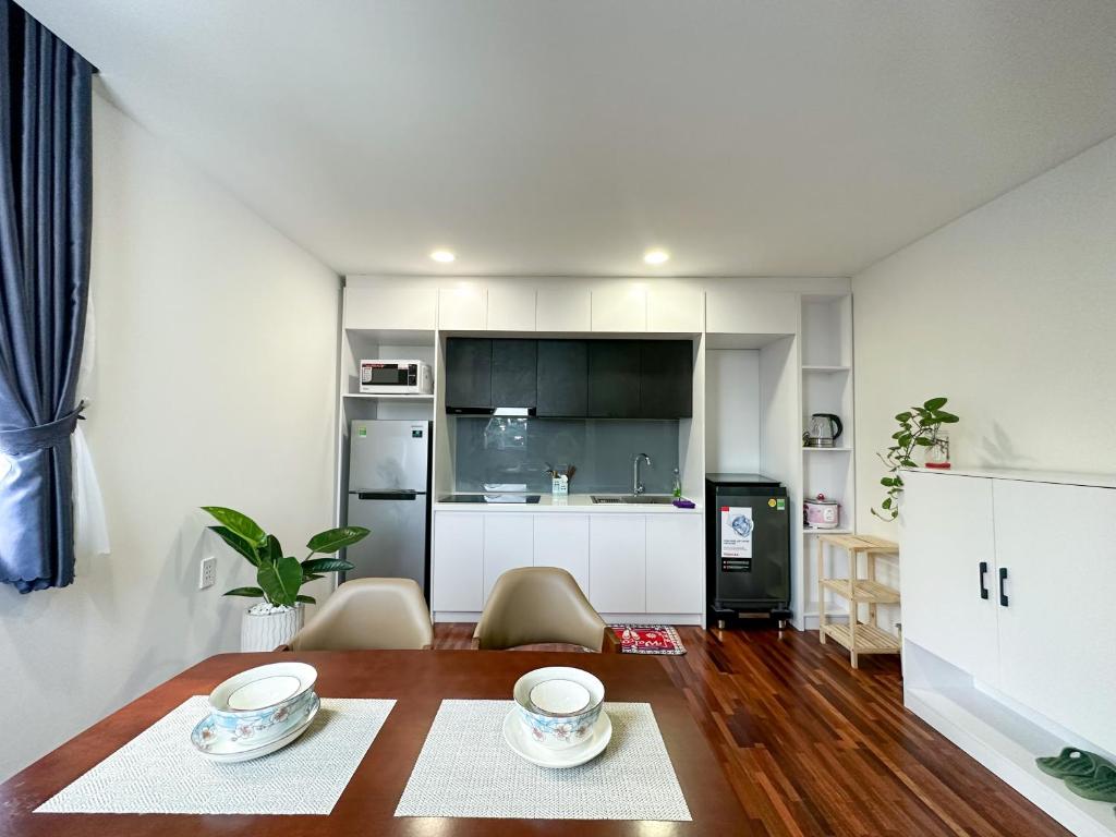 a kitchen and dining room with a table and chairs at Phạm Viết Chánh-SSHOMES -1 PHÒNG NGỦ RIÊNG in Ho Chi Minh City