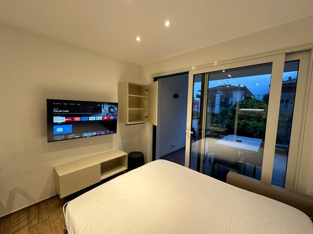 TV a/nebo společenská místnost v ubytování Riva Lake Lodge