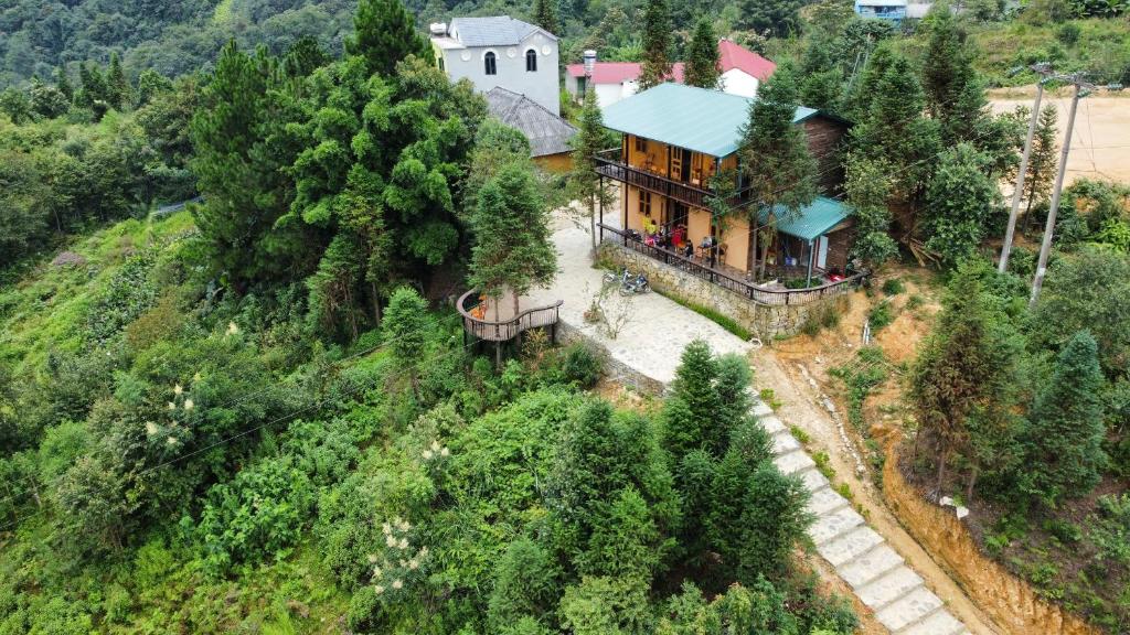 an aerial view of a house on a hill at THEN'S HOUSE Y TÝ in Phan Kơng Su