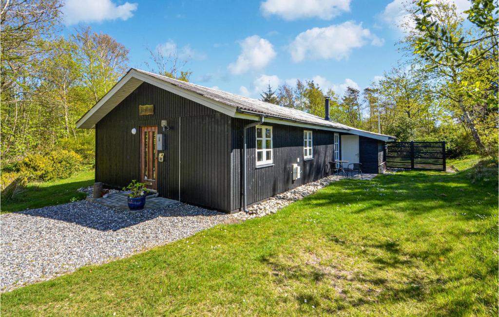 ThyholmにあるStunning Home In Thyholm With 3 Bedrooms And Wifiの小さな黒小屋