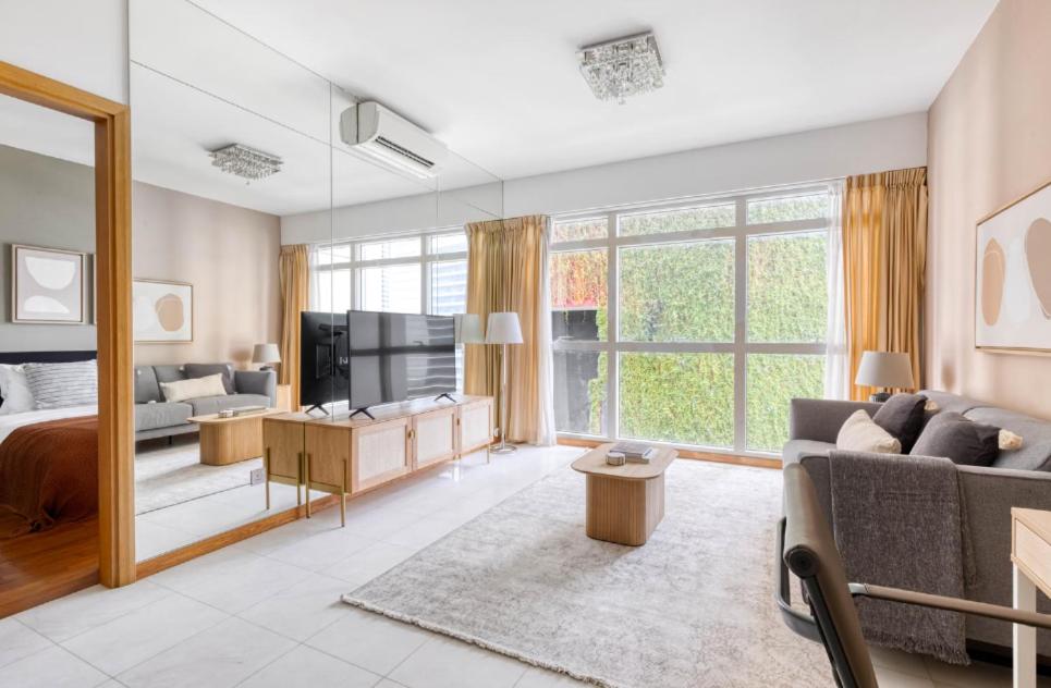 新加坡的住宿－2Bedroom apartment near Orchard RD!，带沙发和电视的客厅