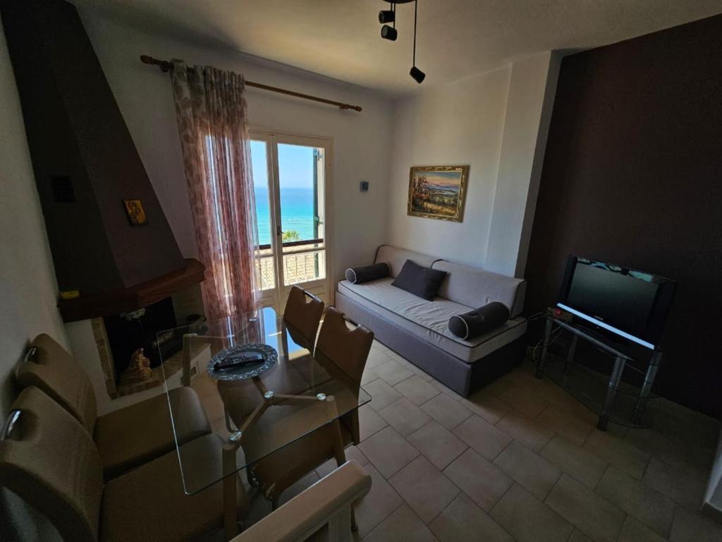 TV a/nebo společenská místnost v ubytování Corfu Dream Holidays Villas