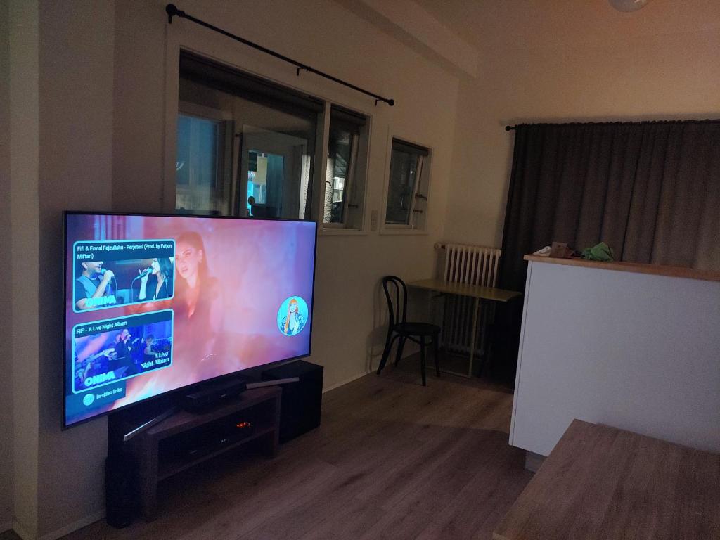 ein Wohnzimmer mit einem großen Flachbild-TV in der Unterkunft Dtown Apartment for 2-3 persons in Reykjavík