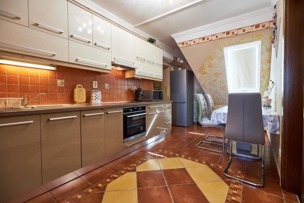 Kuchnia lub aneks kuchenny w obiekcie Valentin Deluxe Apartman