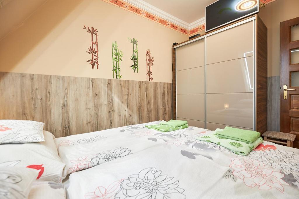 Łóżko lub łóżka w pokoju w obiekcie Valentin Deluxe Apartman