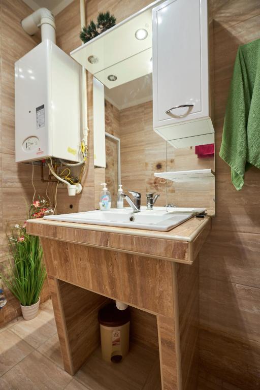 łazienka z umywalką i lustrem w obiekcie Valentin Deluxe Apartman w Hajduszoboszlo