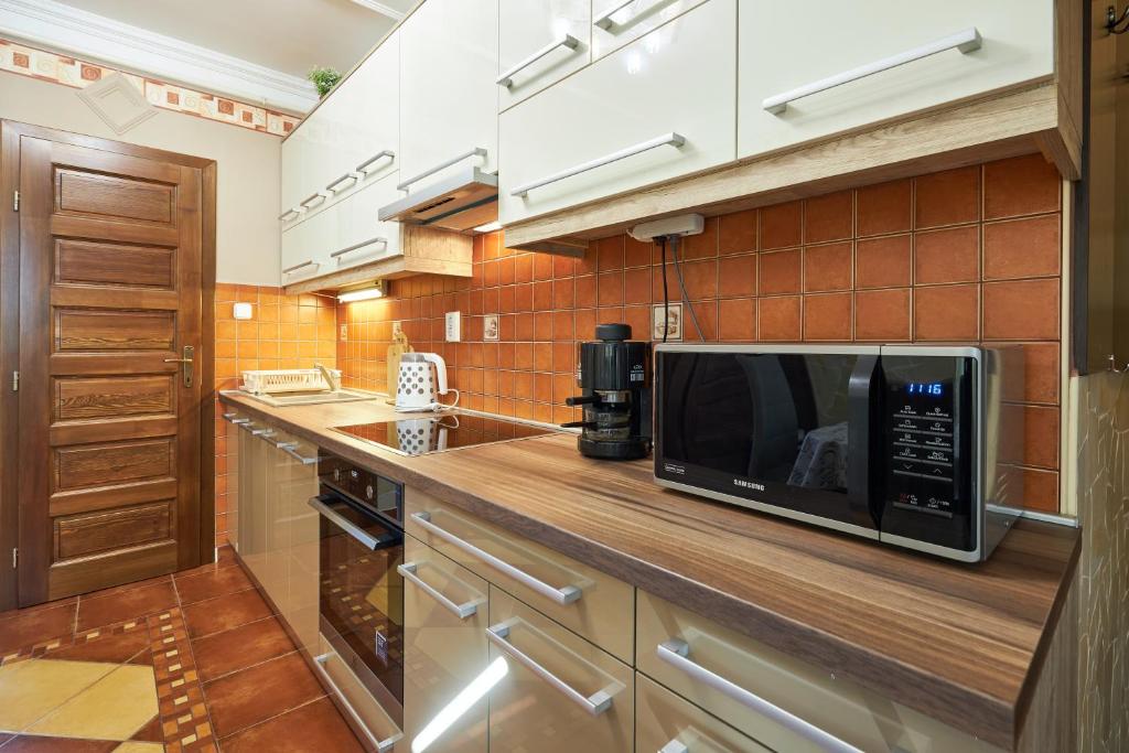 Kuchnia lub aneks kuchenny w obiekcie Valentin Deluxe Apartman