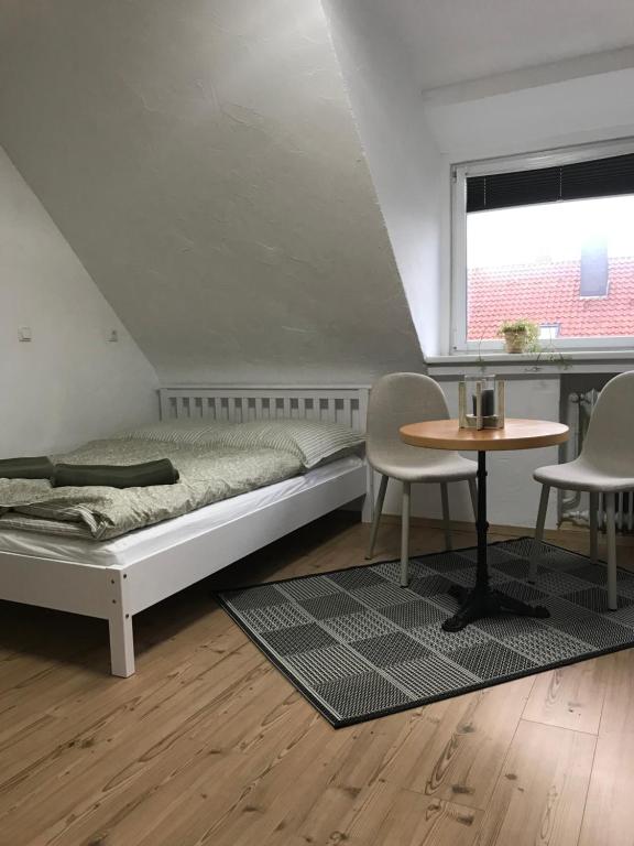 Schlafzimmer mit einem Bett, einem Tisch und Stühlen in der Unterkunft Sonnenblick in Bad Nenndorf