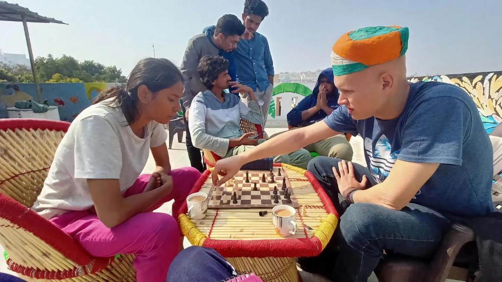 een groep mensen die een schaakspel spelen bij Nomadic Hostel in Udaipur