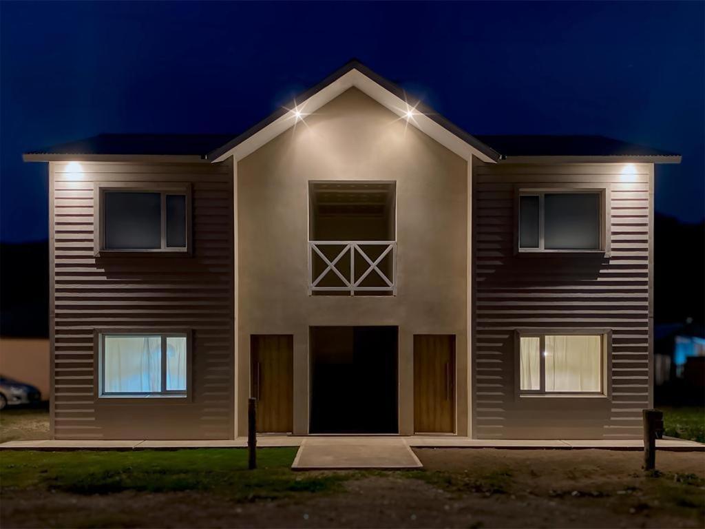 una casa con luces encima de ella por la noche en KAU KOSTEN en El Chaltén