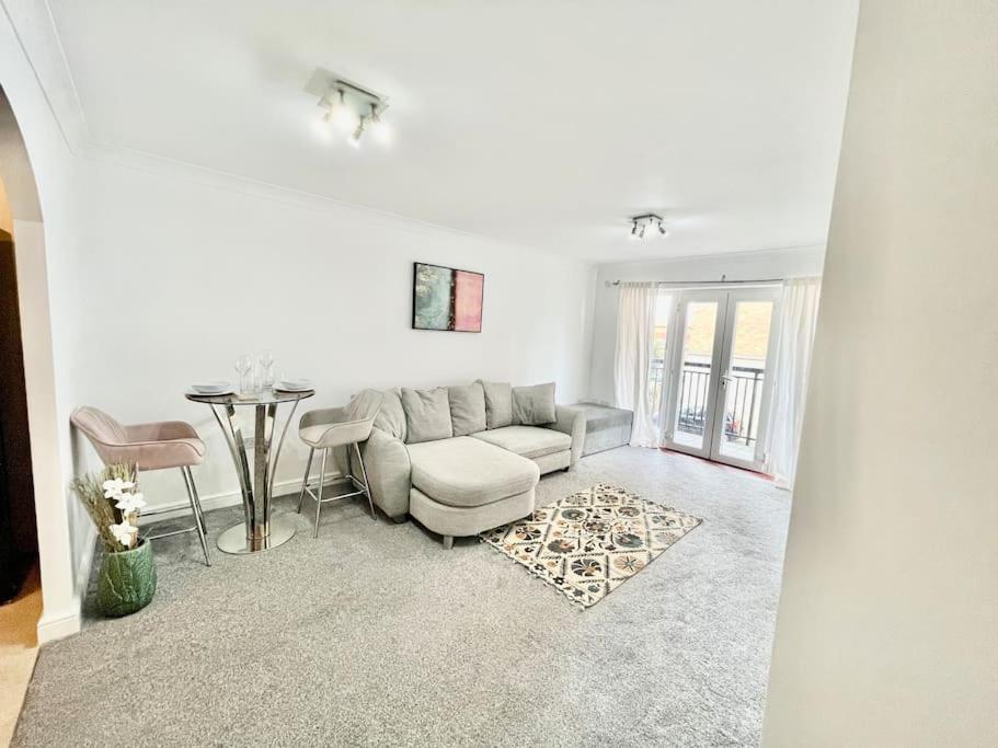 Χώρος καθιστικού στο 2 Bed Luxury Apt in Gravesend