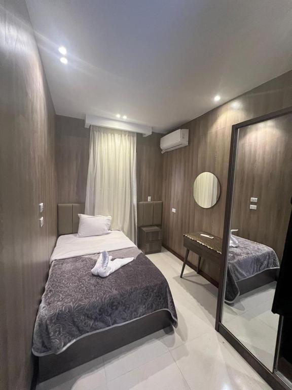 Postel nebo postele na pokoji v ubytování Rotana Palace Suites