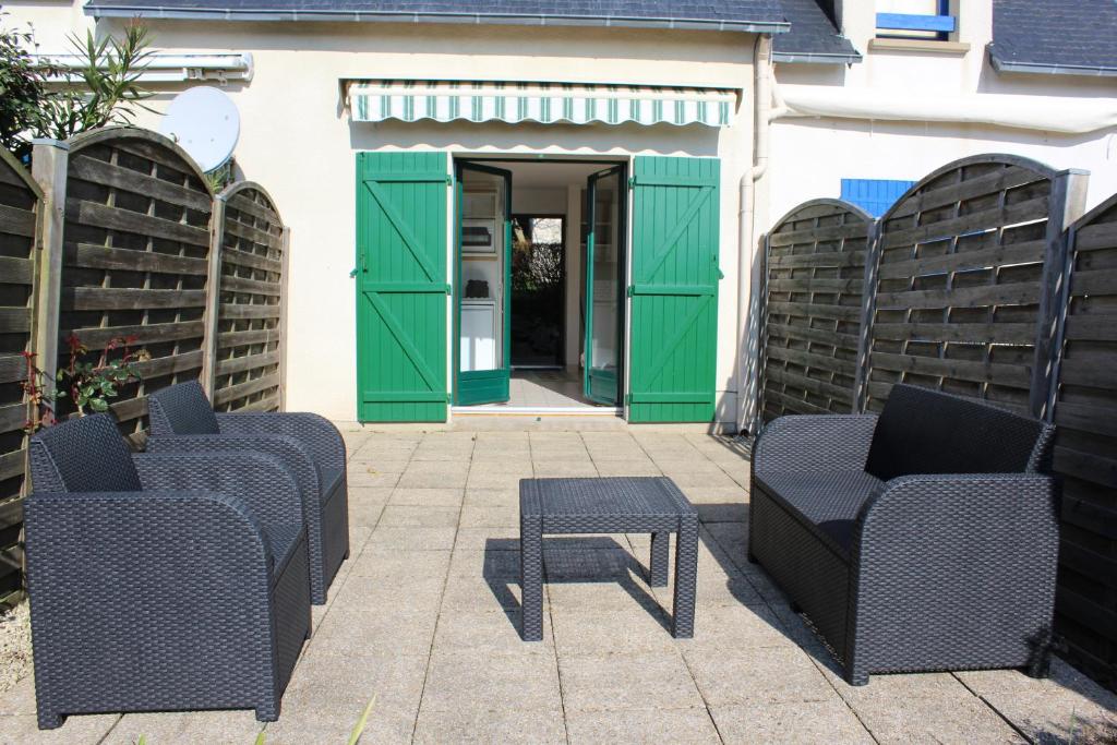 a group of chairs and a table in front of a door at sarzeau MER LANDREZAC in Sarzeau