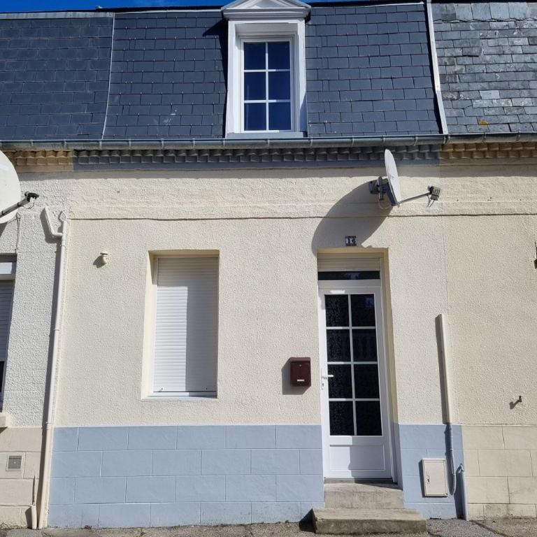 Casa blanca con puerta y ventana en Maison Bord de Mer en Criel-sur-Mer