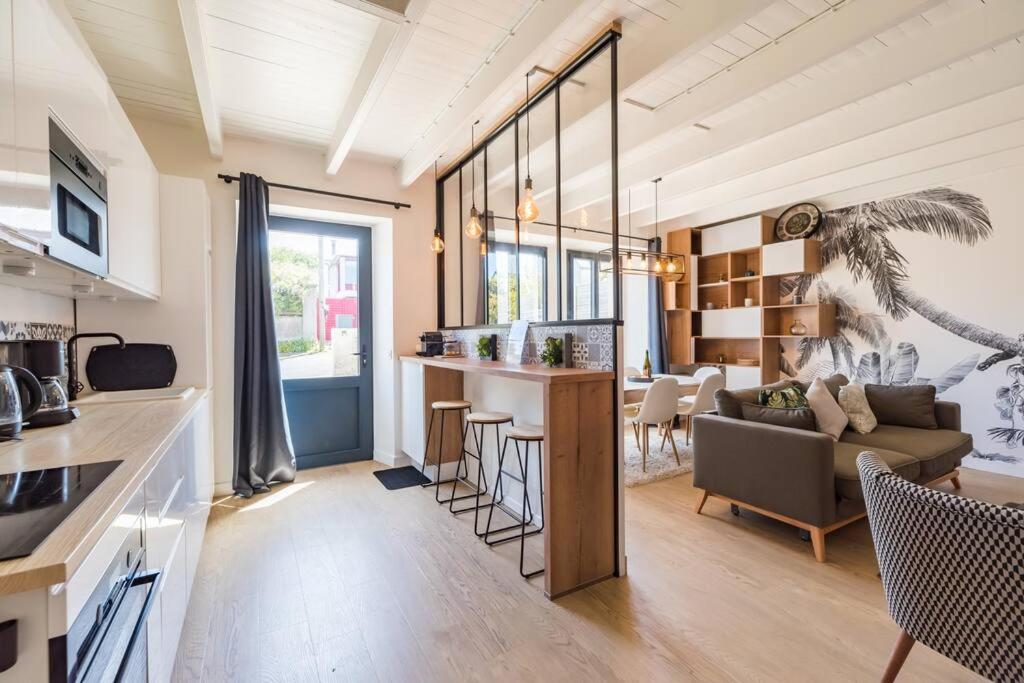 una cucina e un soggiorno con un divano e un tavolo di Paradis côtier - Maison vue mer à Loguivy a Ploubazlanec