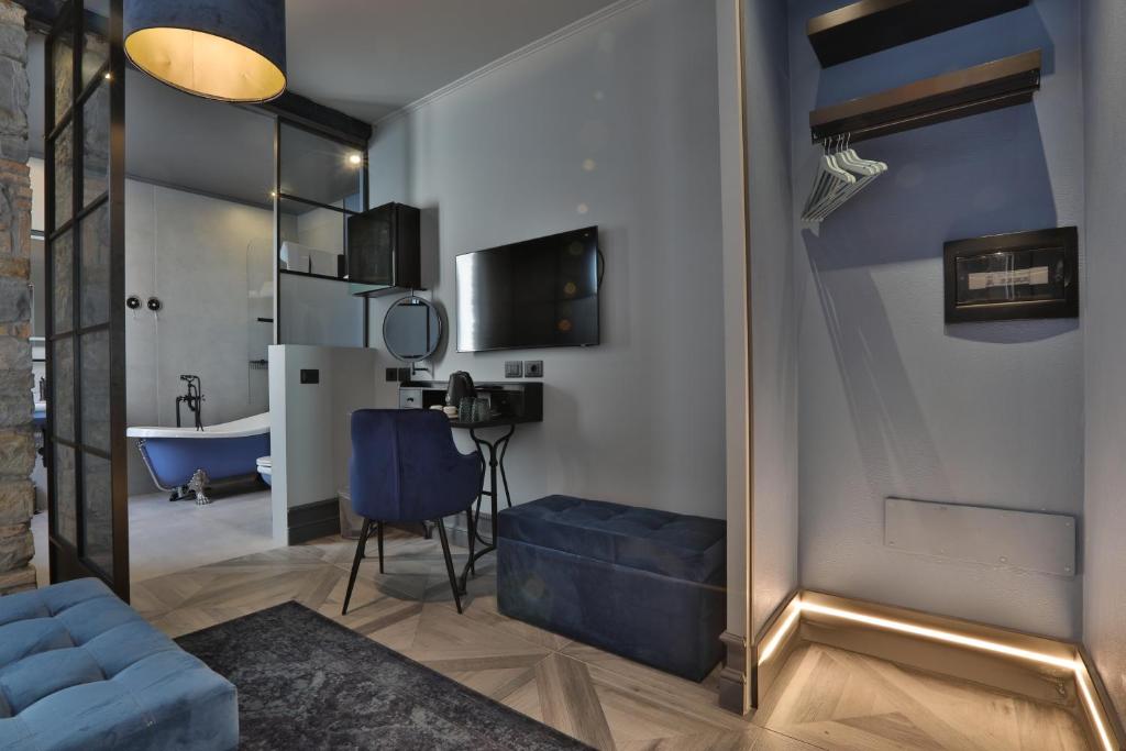 TV a/nebo společenská místnost v ubytování FORVM bijoux ROOMS