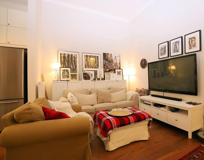 un soggiorno con divano e TV a schermo piatto di Hidden gem - Cozy quiet 2BR apt in city center a Bratislava