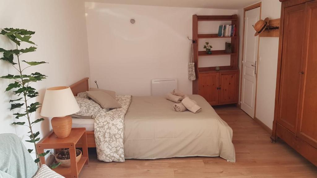 - une petite chambre avec un lit et une lampe dans l'établissement Gîte L'ÉRABLE, à Chamant