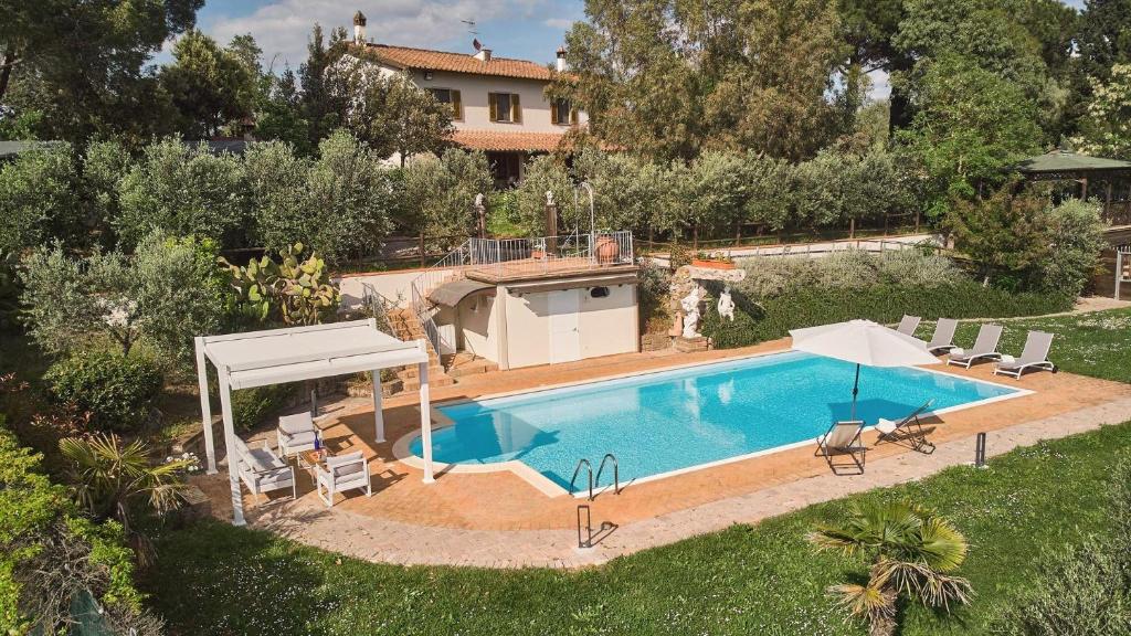una imagen de una piscina en un patio en Villa Strognano, en Cerreto Guidi