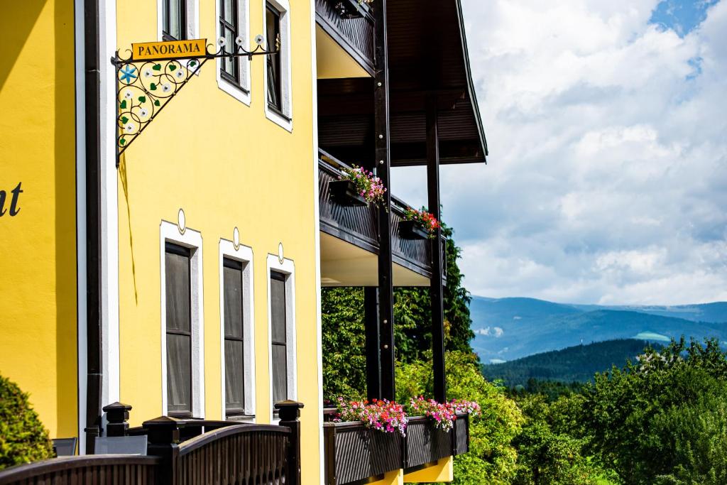 Nespecifikovaný výhled na hory nebo výhled na hory při pohledu z hotelu