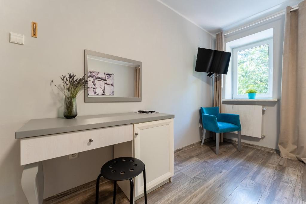Televízia a/alebo spoločenská miestnosť v ubytovaní Willa Sonata - Apartamenty & Balia - Szklarska Poręba