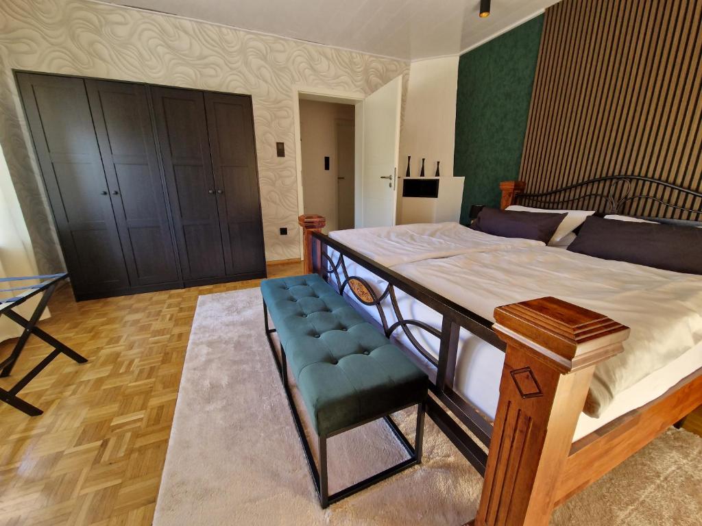 Postel nebo postele na pokoji v ubytování Ferienwohnung Waldliebe Hinterweidenthal