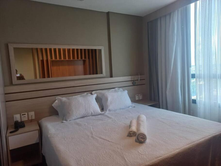 een slaapkamer met een bed met een handdoek erop bij Conforto, luxo e melhor localização da cidade in Manaus