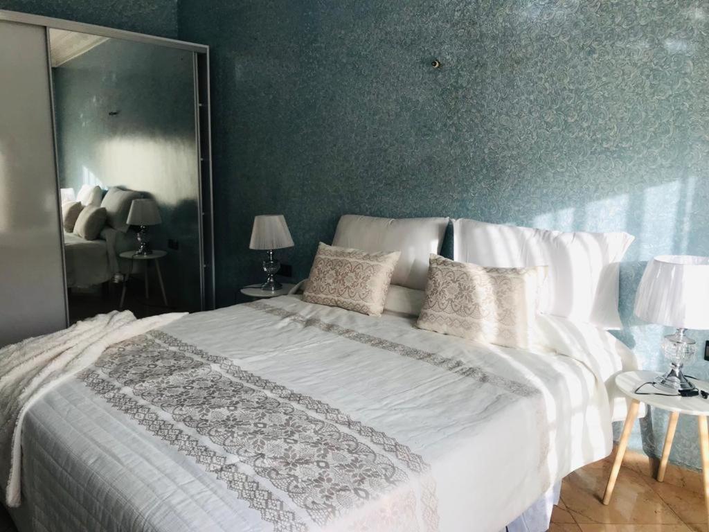 - une chambre dotée d'un grand lit avec des draps et des oreillers blancs dans l'établissement Apartamento hay amal 12, à Sale