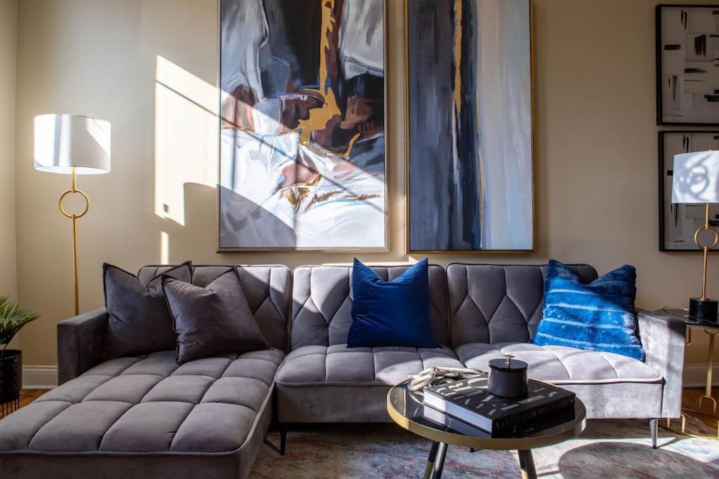 sala de estar con sofá gris y almohadas azules en Getaway in the Heart of Pilsen Chicago, en Chicago