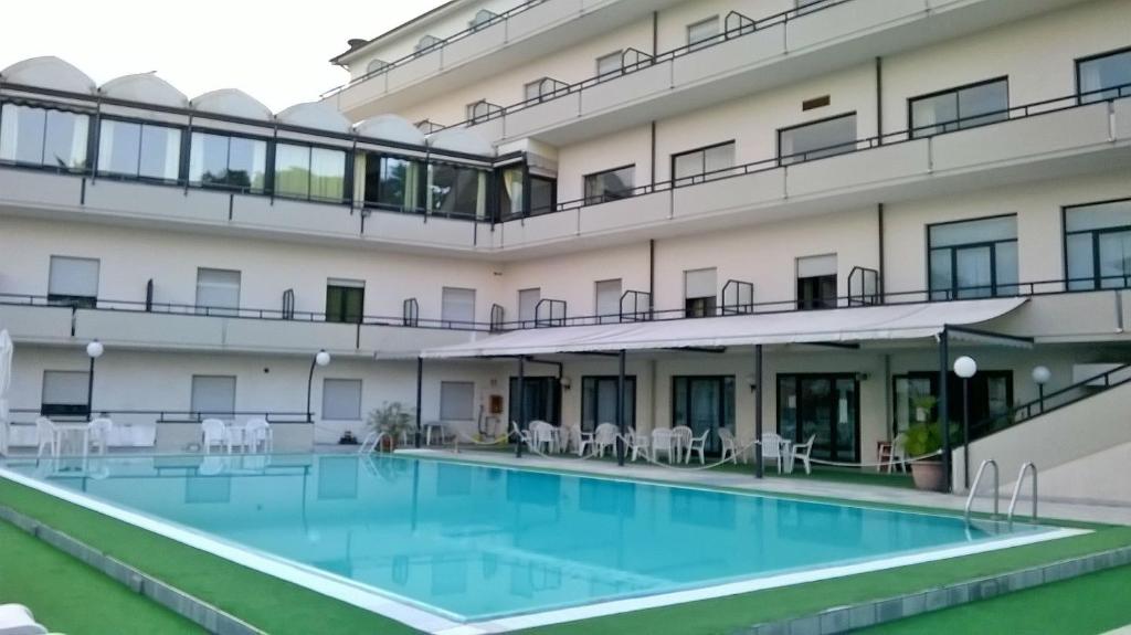 Bazén v ubytování Hotel Du Parc nebo v jeho okolí