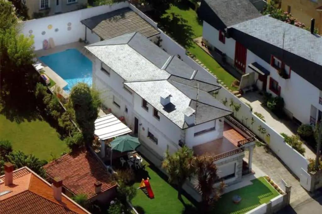 una vista aérea de una casa con piscina en Piscina y Playa en un entorno único, Rías Baixas, en Nigrán