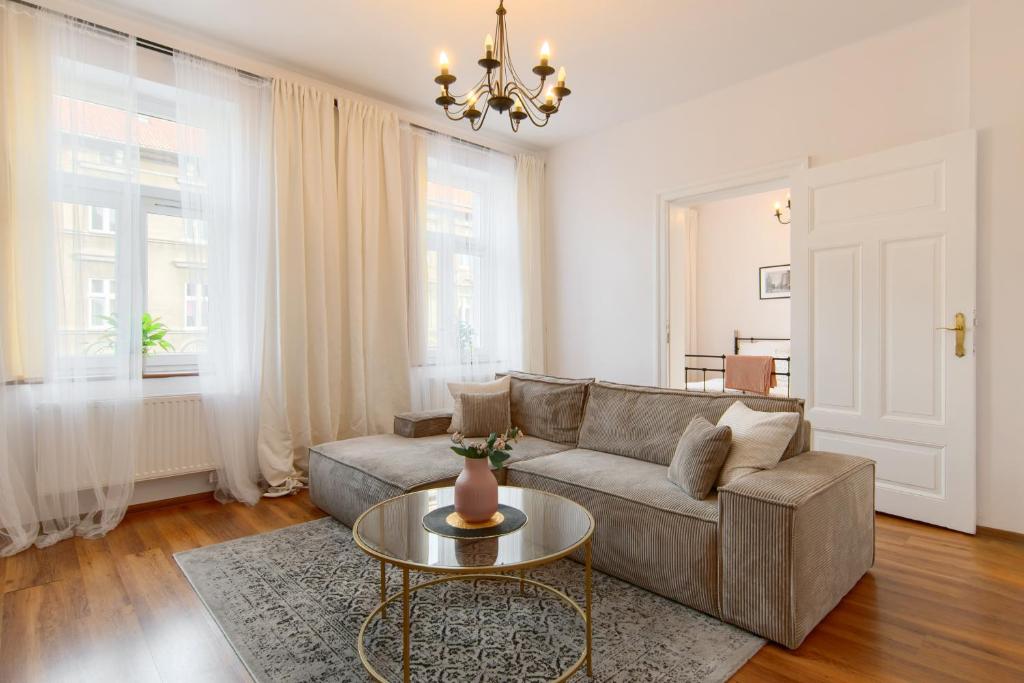 ein Wohnzimmer mit einem Sofa und einem Tisch in der Unterkunft Apartament Nowe Miasto - przy Deptaku Chrobrego in Gorzów Wielkopolski