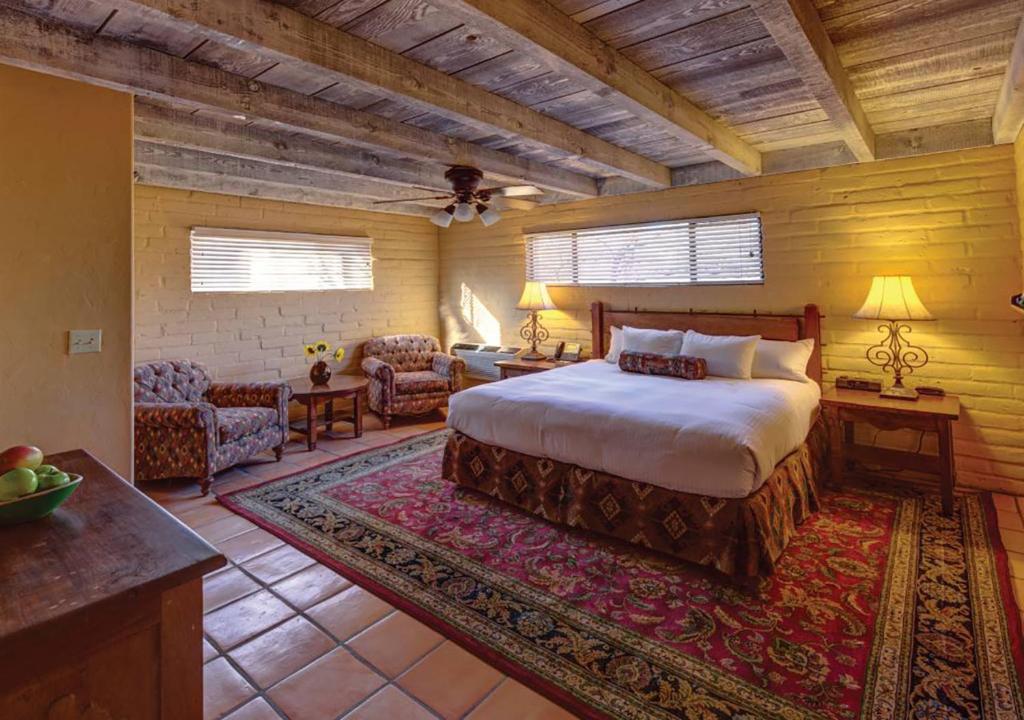 Postel nebo postele na pokoji v ubytování Hacienda del Sol Guest Ranch Resort