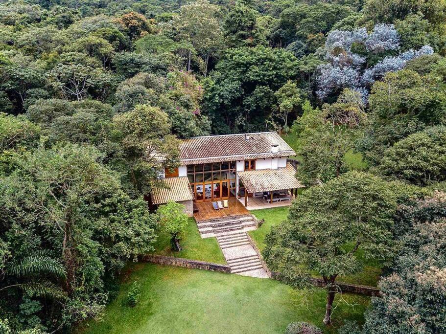 Vue aérienne d'une maison au milieu d'une forêt dans l'établissement Reserva Atibaia / Casa de Montanha, à Atibaia