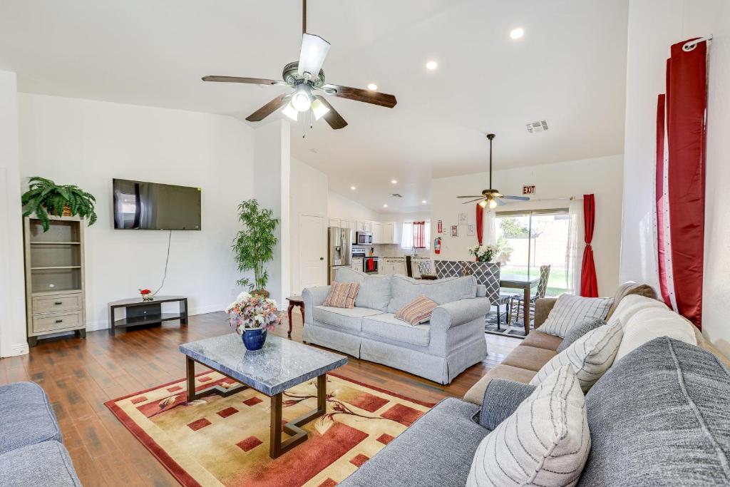 uma sala de estar com um sofá e uma mesa em Pet-Friendly Phoenix Home with Fenced Backyard! em Phoenix