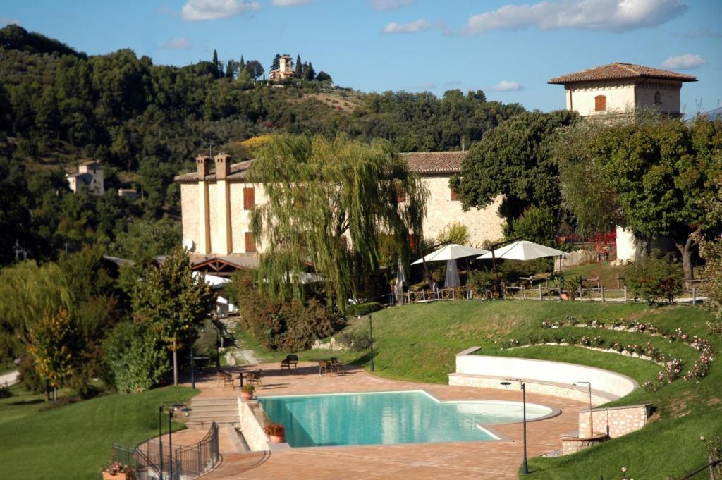 a resort with a swimming pool and a building at Valle Rosa in Spoleto