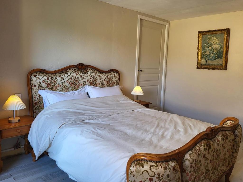 Giường trong phòng chung tại Airbnb: Vieilles Pierres et Rivière en Périgord