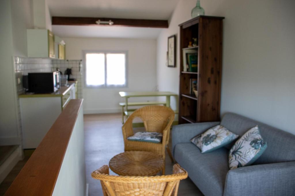 un salon avec un canapé et une cuisine dans l'établissement Au pied de la Sainte Baume, à Plan dʼAups