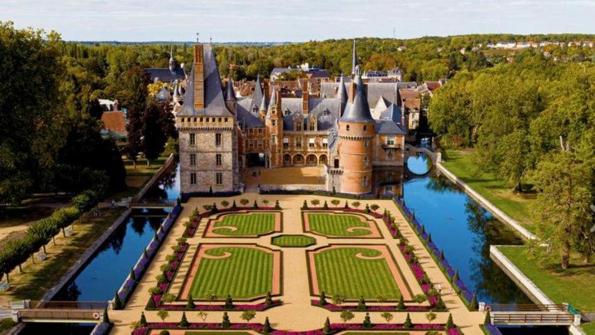 an aerial view of a castle with a garden at Home Sweet Home in Bouglainval
