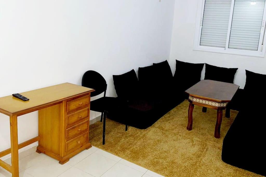 um quarto com uma secretária, cadeiras e uma mesa em Appartement à M'diq em M'diq