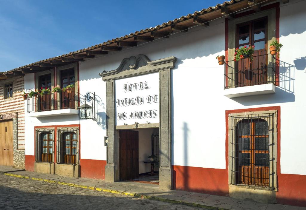 un bâtiment avec un panneau sur son côté dans l'établissement Hotel Tapalpa de Mis Amores, à Tapalpa