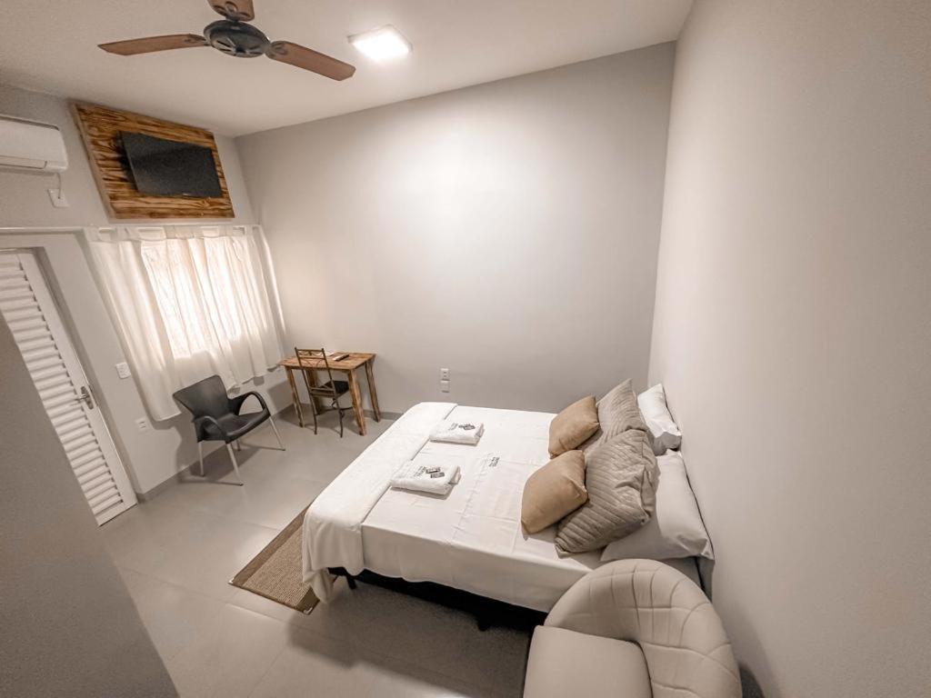 1 dormitorio con 1 cama y ventilador de techo en Hotel Rosa Viva, en Barretos