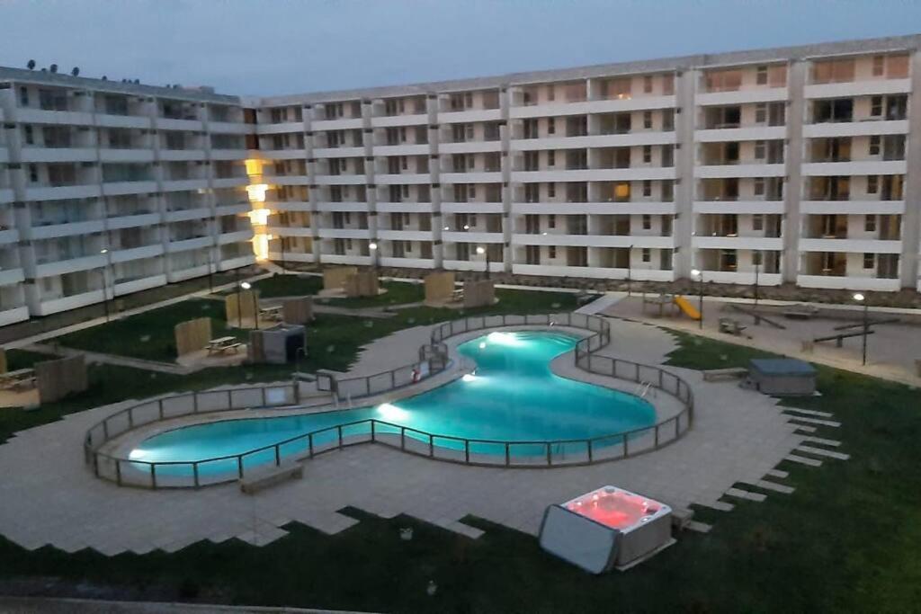 ein großes Apartmenthaus mit großem Pool in der Unterkunft Departamento Los Molles, Exclusivo Frente a el Mar in Los Molles
